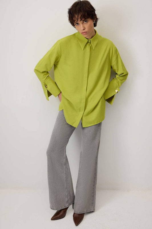 Camicia in popeline verde con polsini ampi
