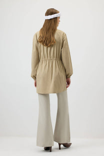 Giacca beige con colletto dritto e coulisse in vita