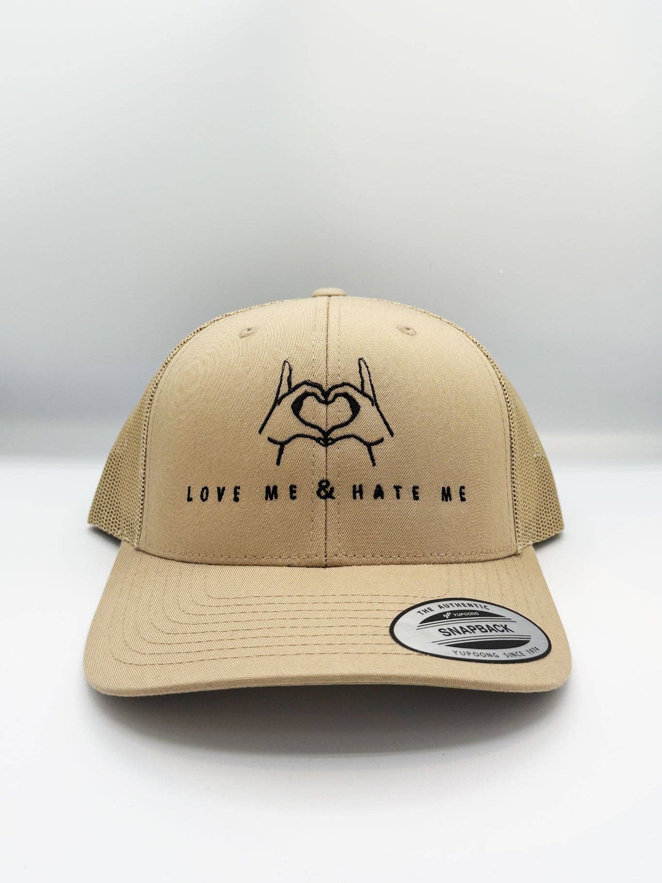 Cappellino trucker unisex Love Me & Hate Me color sabbia