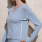 Maglione in maglia con scollo a V e profili a contrasto