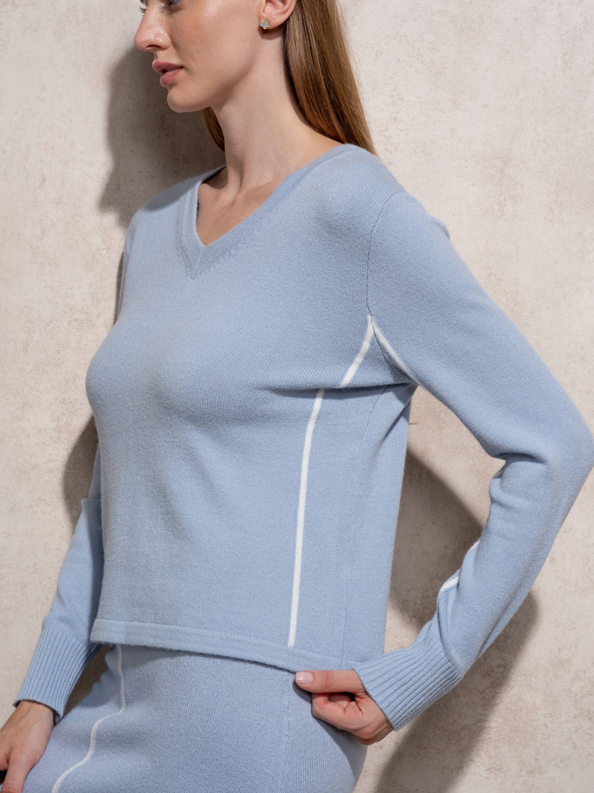 Maglione in maglia con scollo a V e profili a contrasto