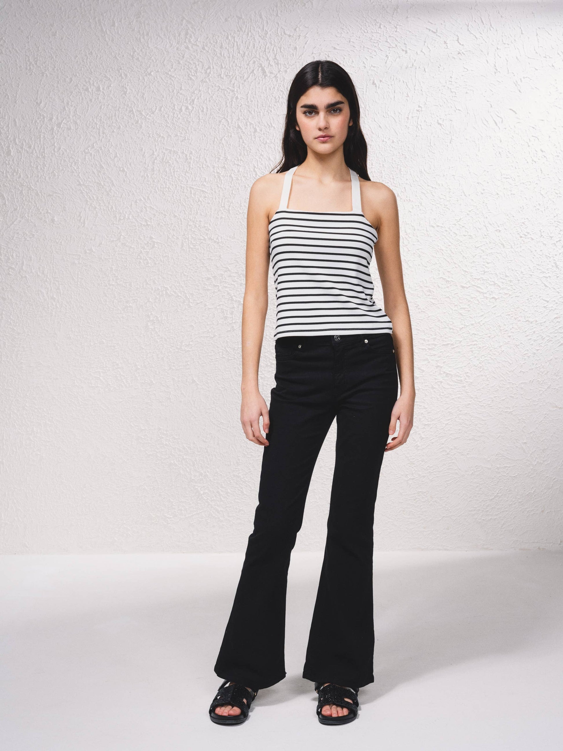 Top a righe con spalline incrociate