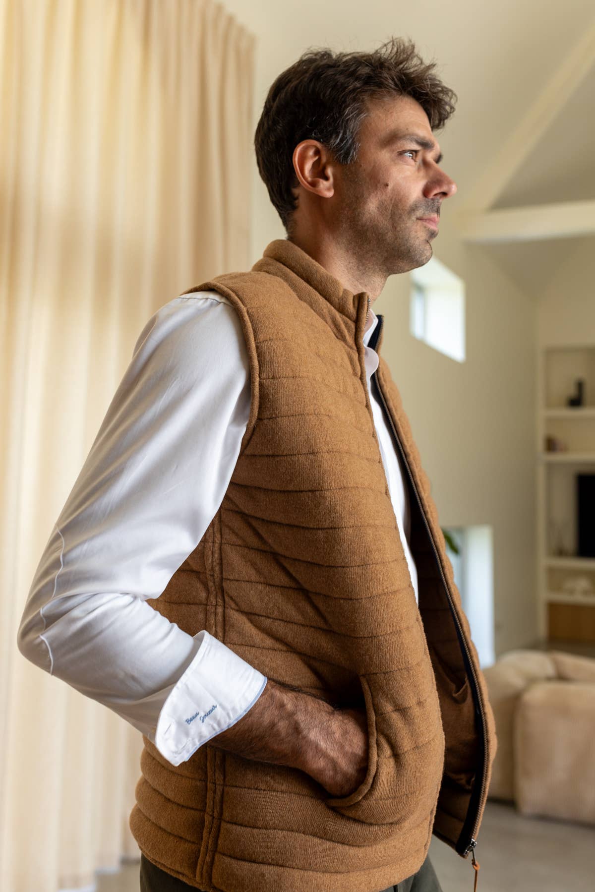 Gilet imbottito in lana merino con tasche color cammello
