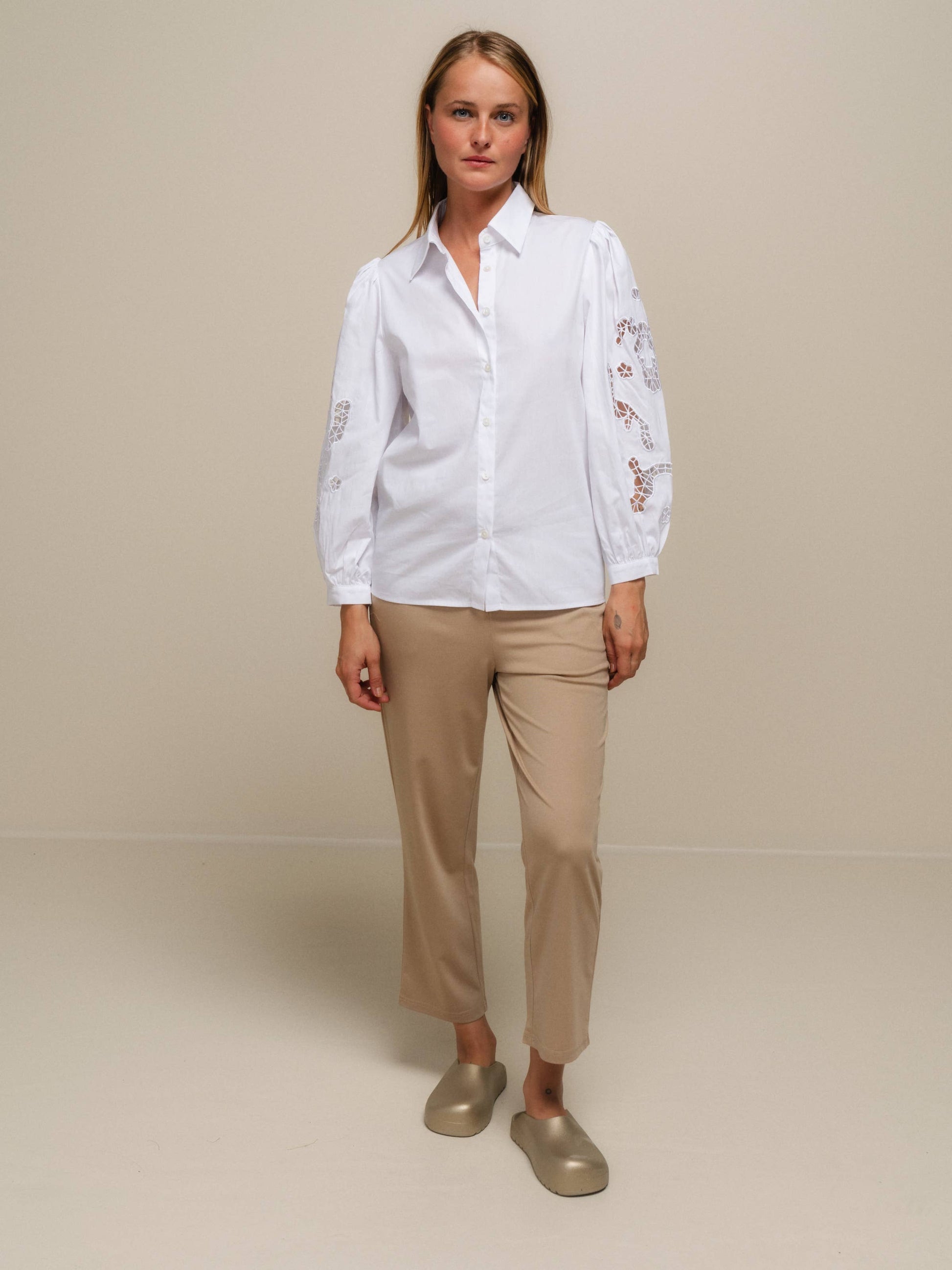 Blusa in cotone con maniche ricamate