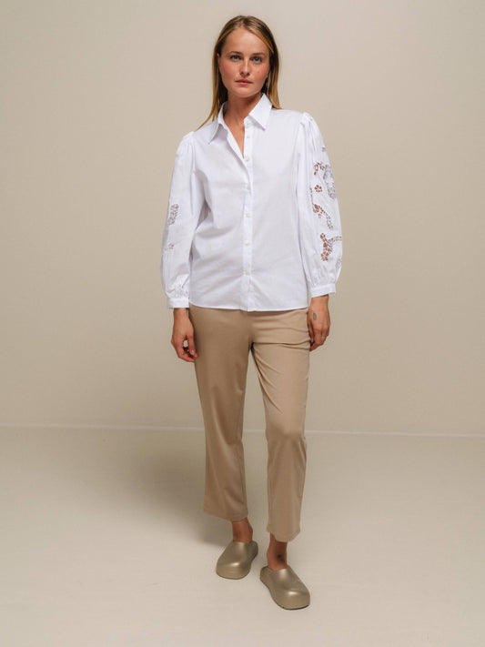 Blusa in cotone con maniche ricamate