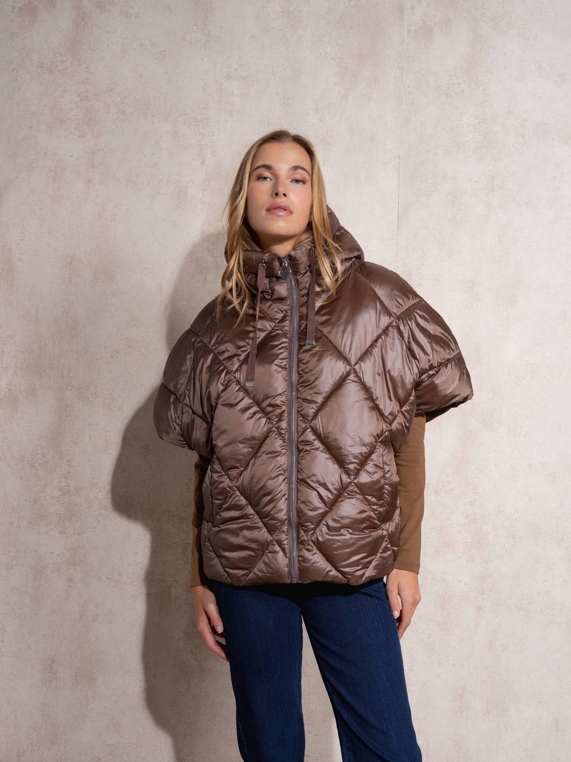 Cappa imbottita oversize con cappuccio e zip