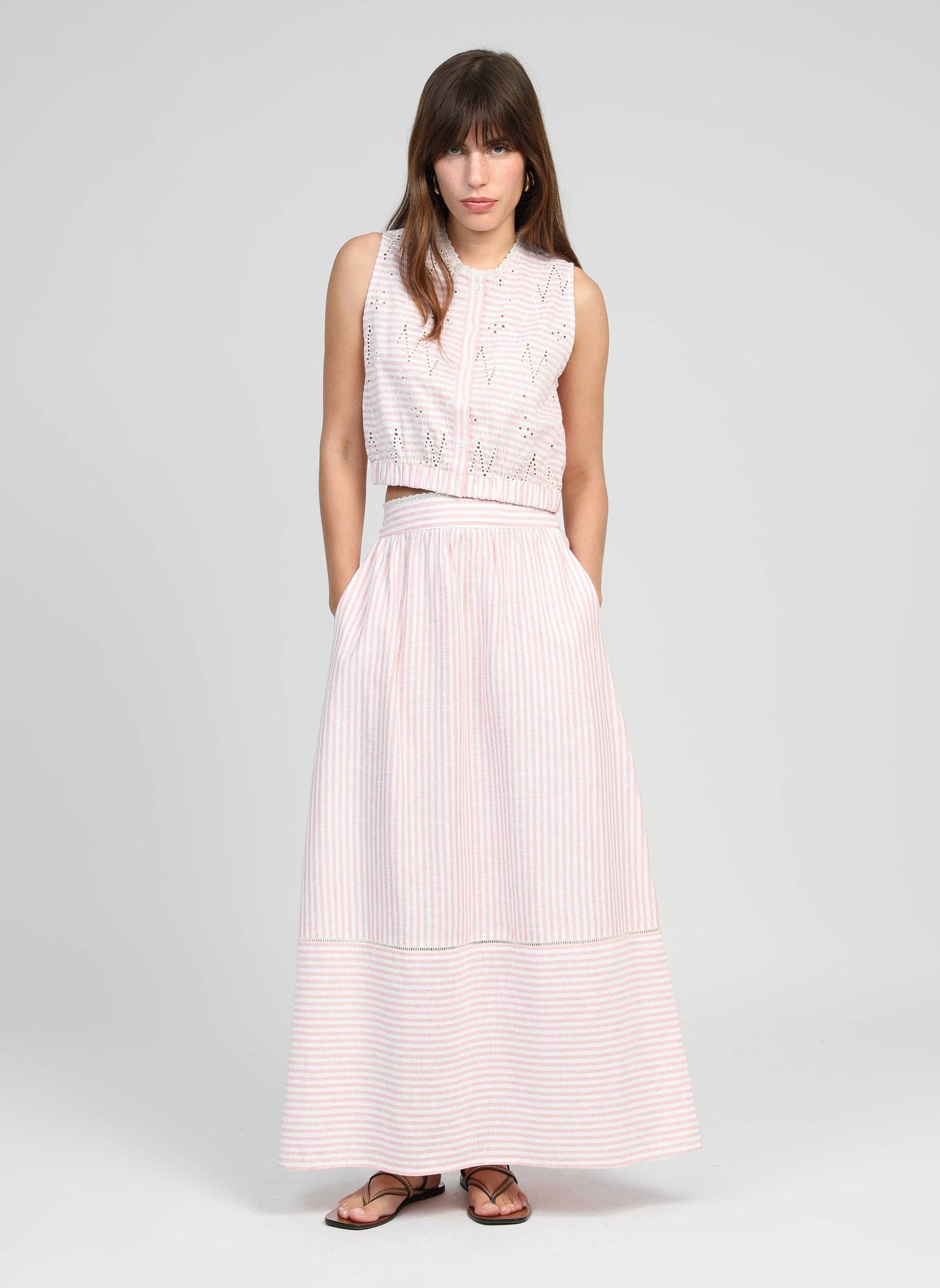 Camicia smanicata a righe corallo con ricamo sangallo