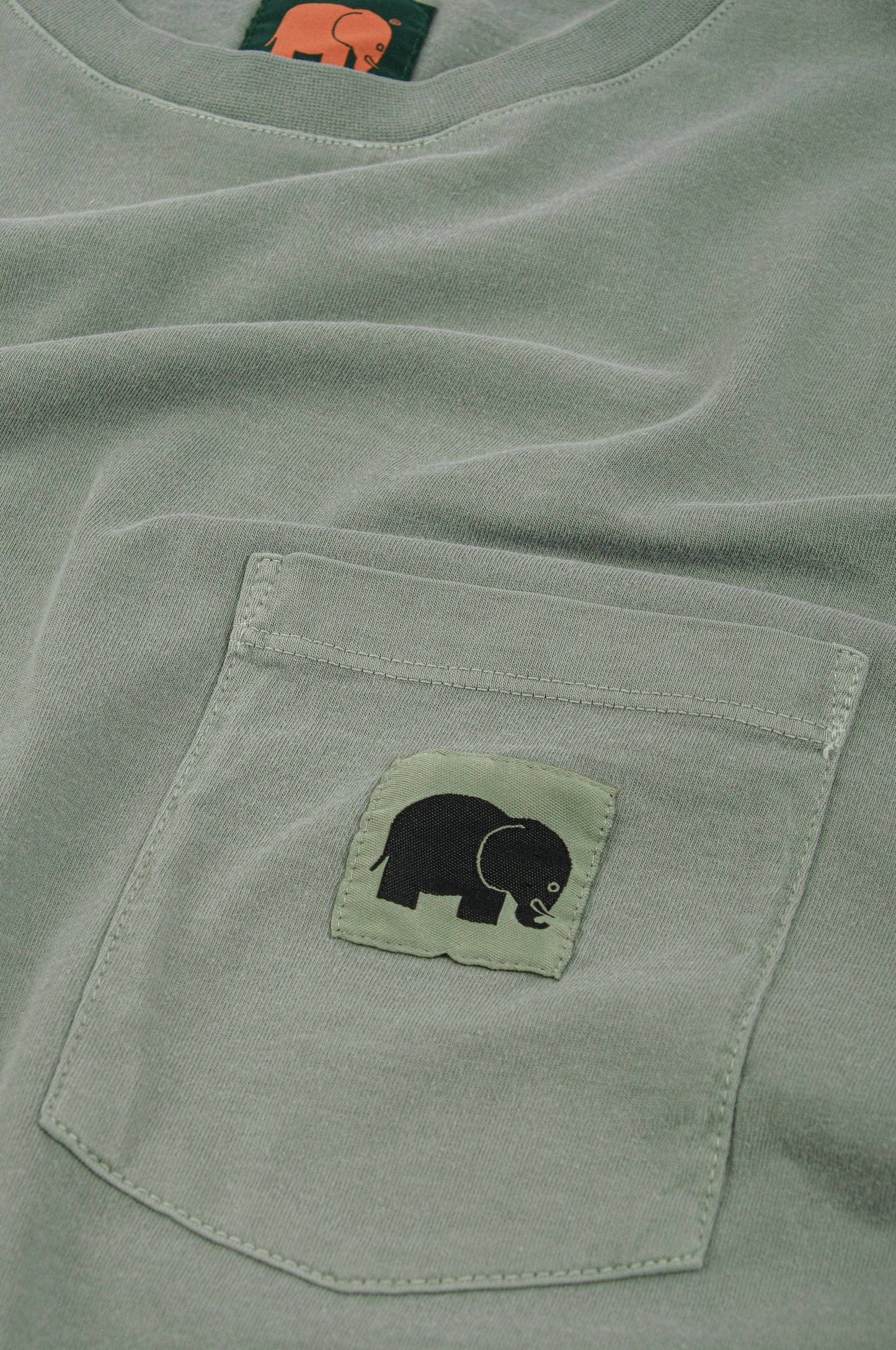 T-shirt pigmentata in cotone biologico verde salvia con taschino