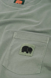 T-shirt pigmentata in cotone biologico verde salvia con taschino