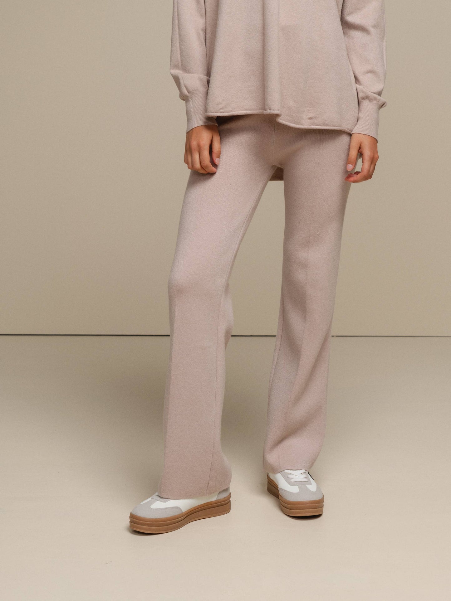 Pantaloni a zampa in maglia morbida da donna