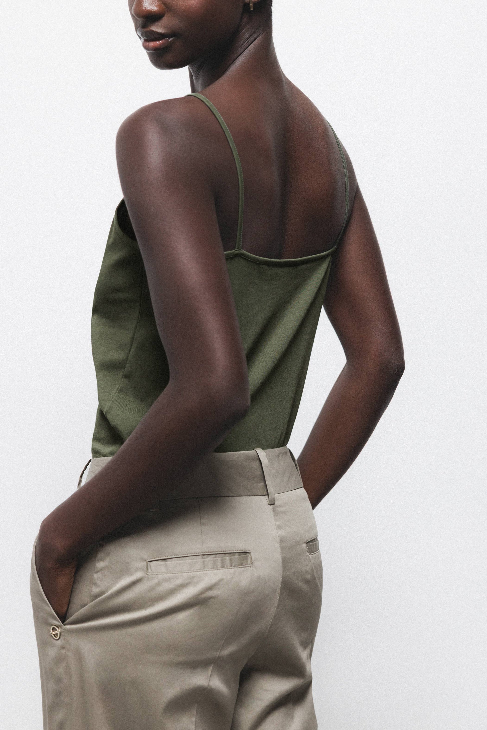 Top basic con scollo a V e spalline sottili
