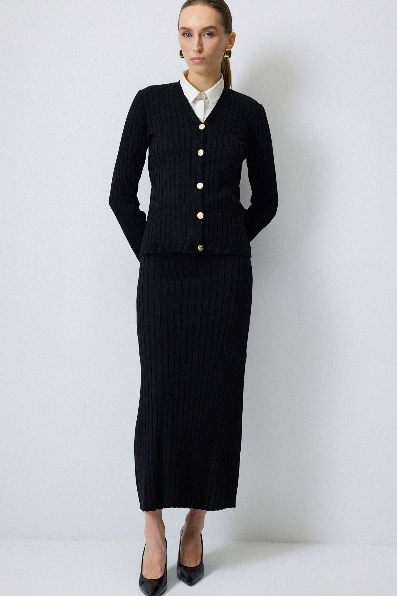 Set in maglia a coste con cardigan e gonna lunga nera