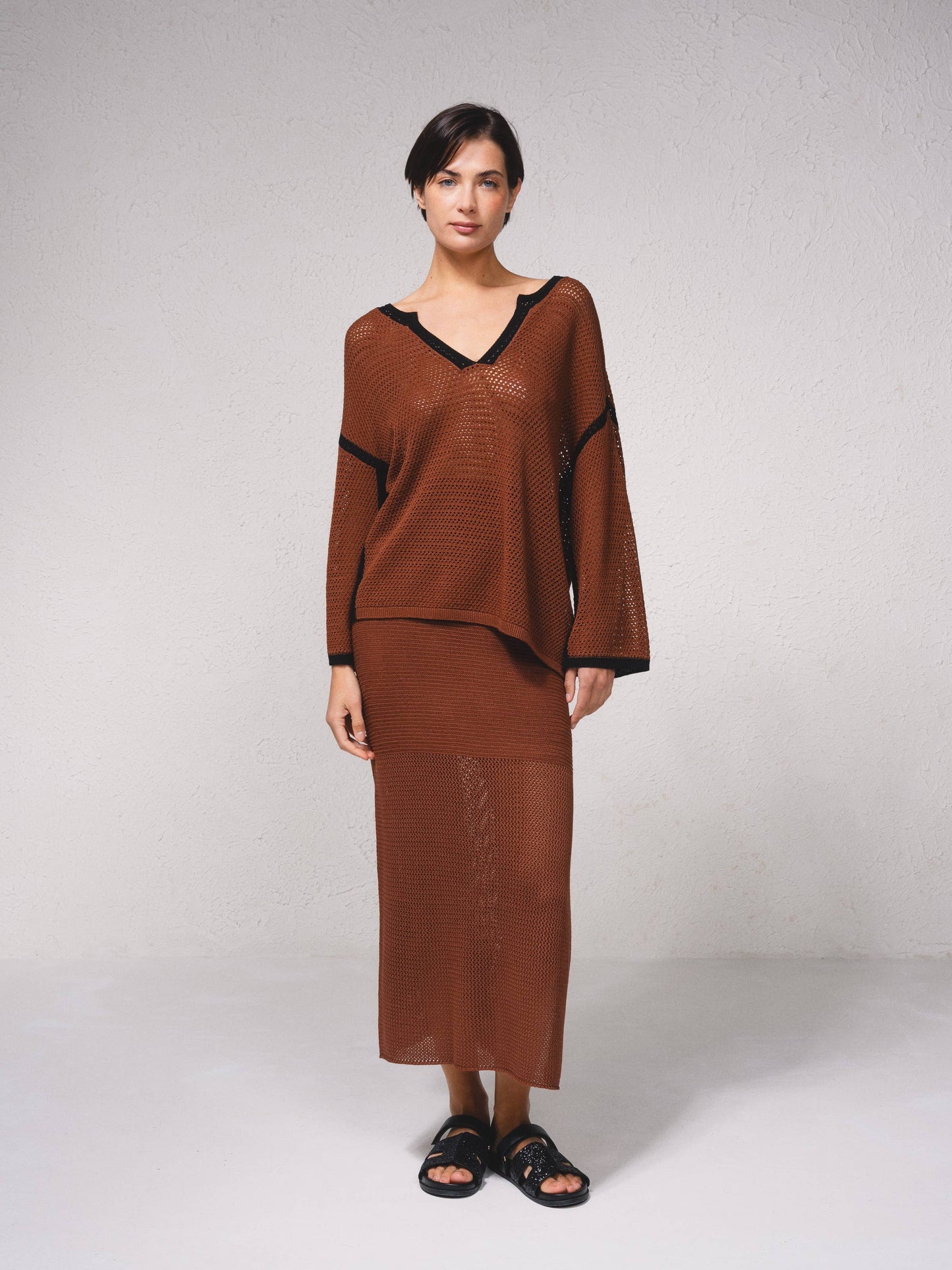 Maglione in maglia traforata con dettagli a contrasto e scollo a V