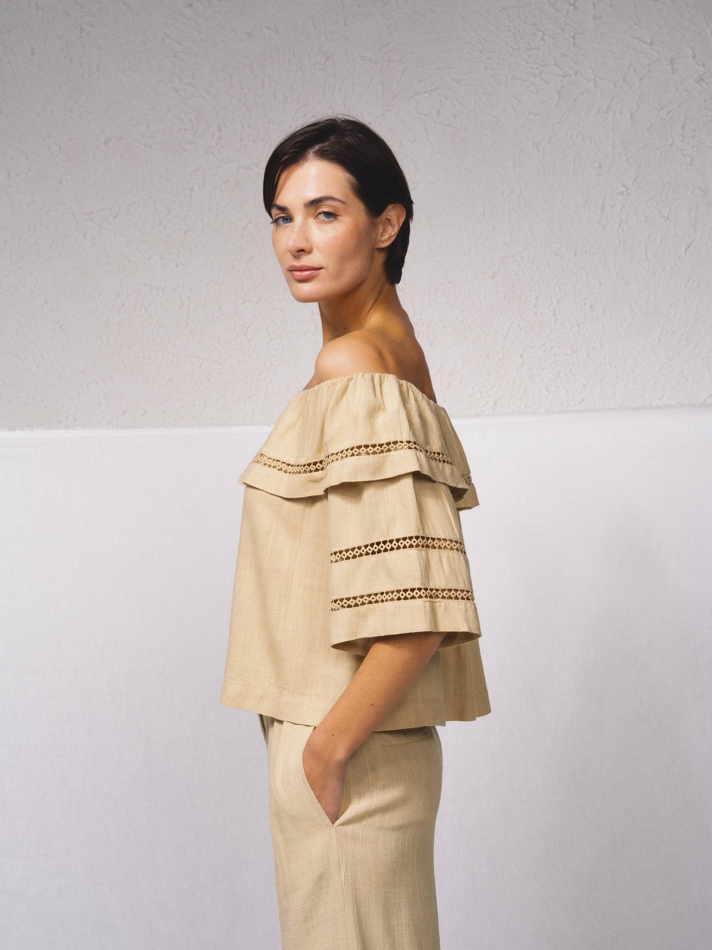 Tunica in misto lino con scollo a fascia e ricami