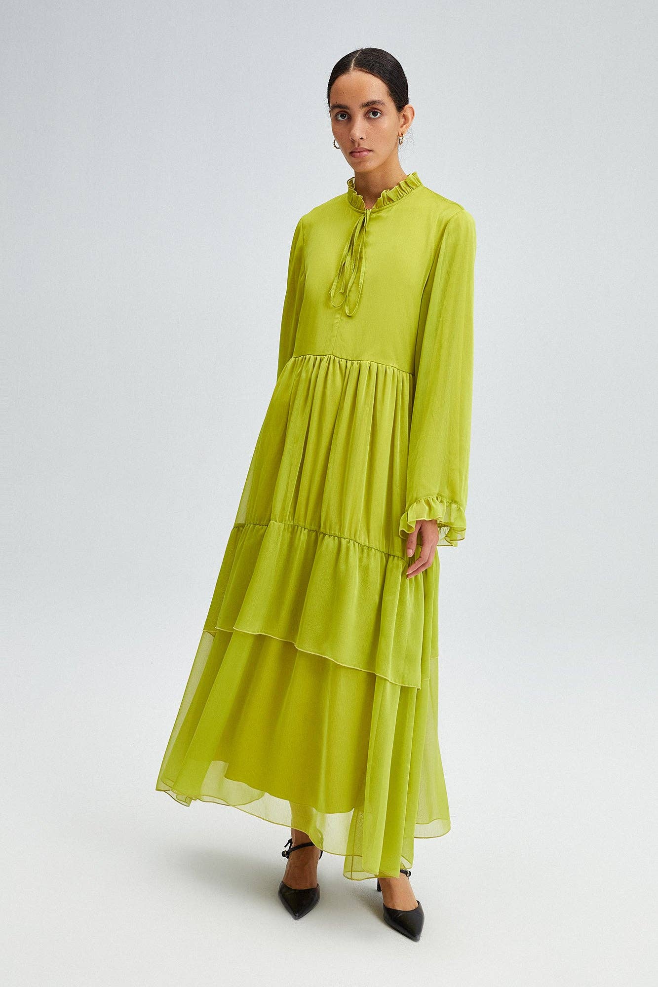 Abito lungo in chiffon con balze e fiocco al collo