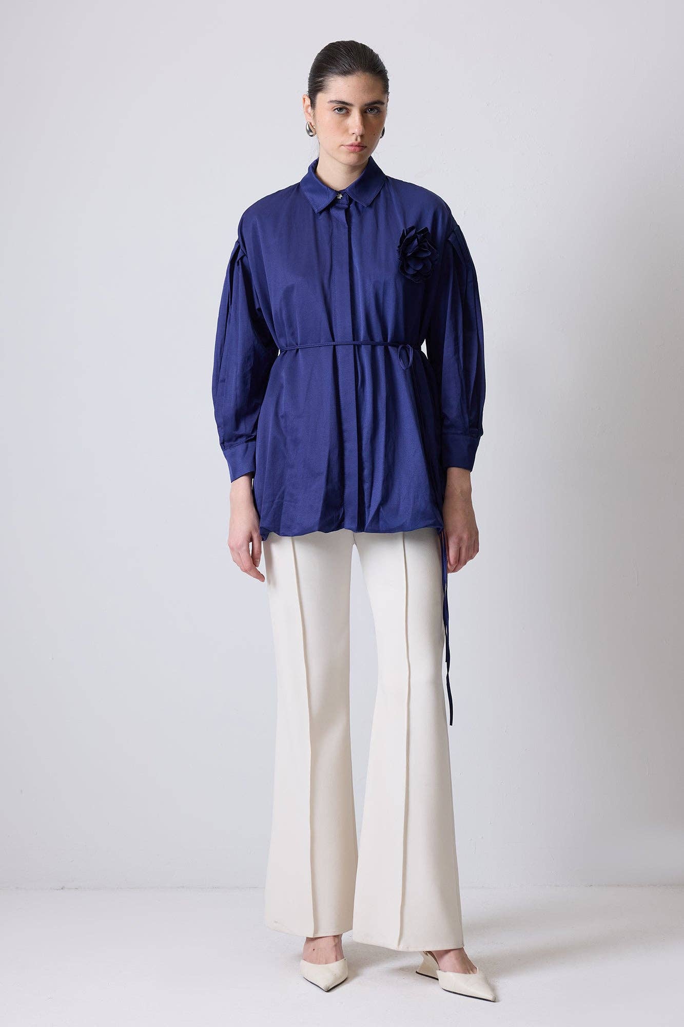 Camicia in cotone con cintura e applicazione a rosa blu navy