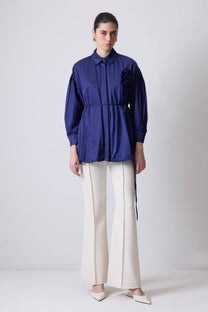 Camicia in cotone con cintura e applicazione a rosa blu navy