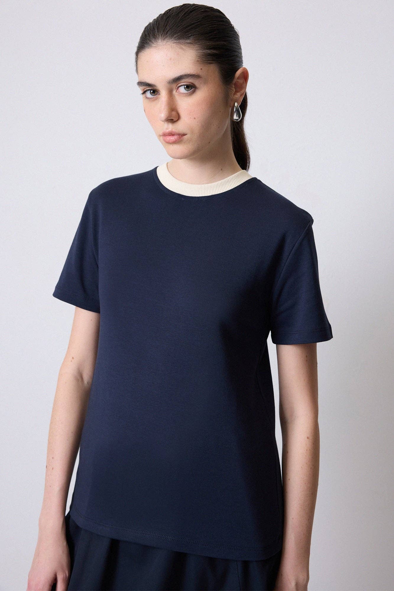 T-shirt donna in cotone con collo a costine blu navy