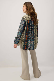 Camicia in popeline fantasia con polsini ampi