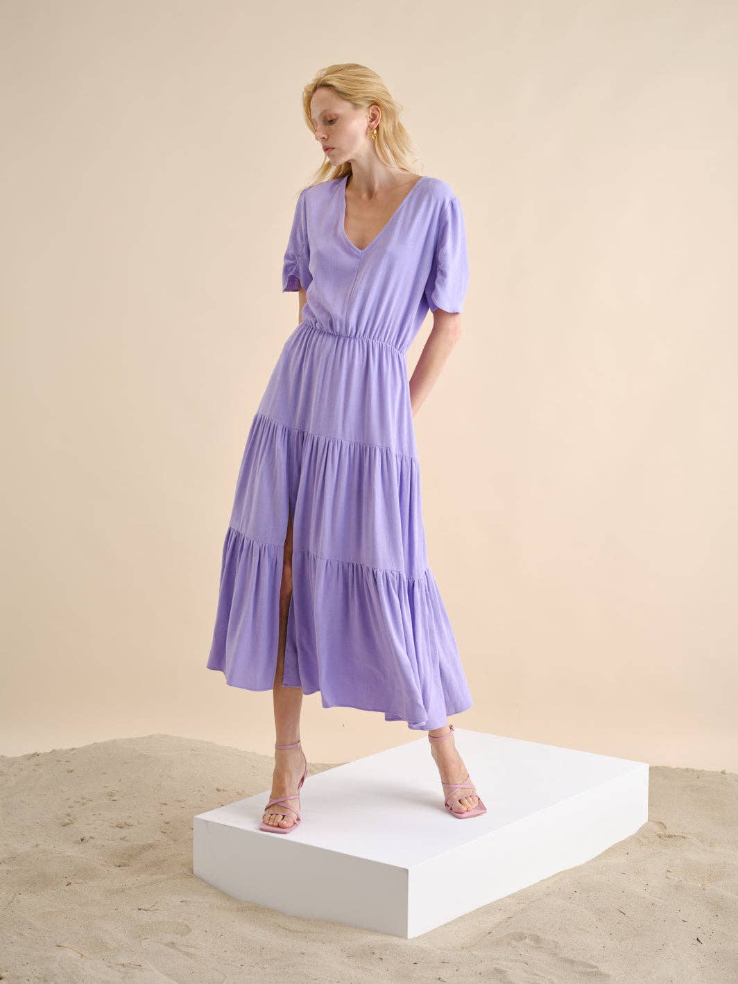 Abito midi in lino con balze e scollo a V