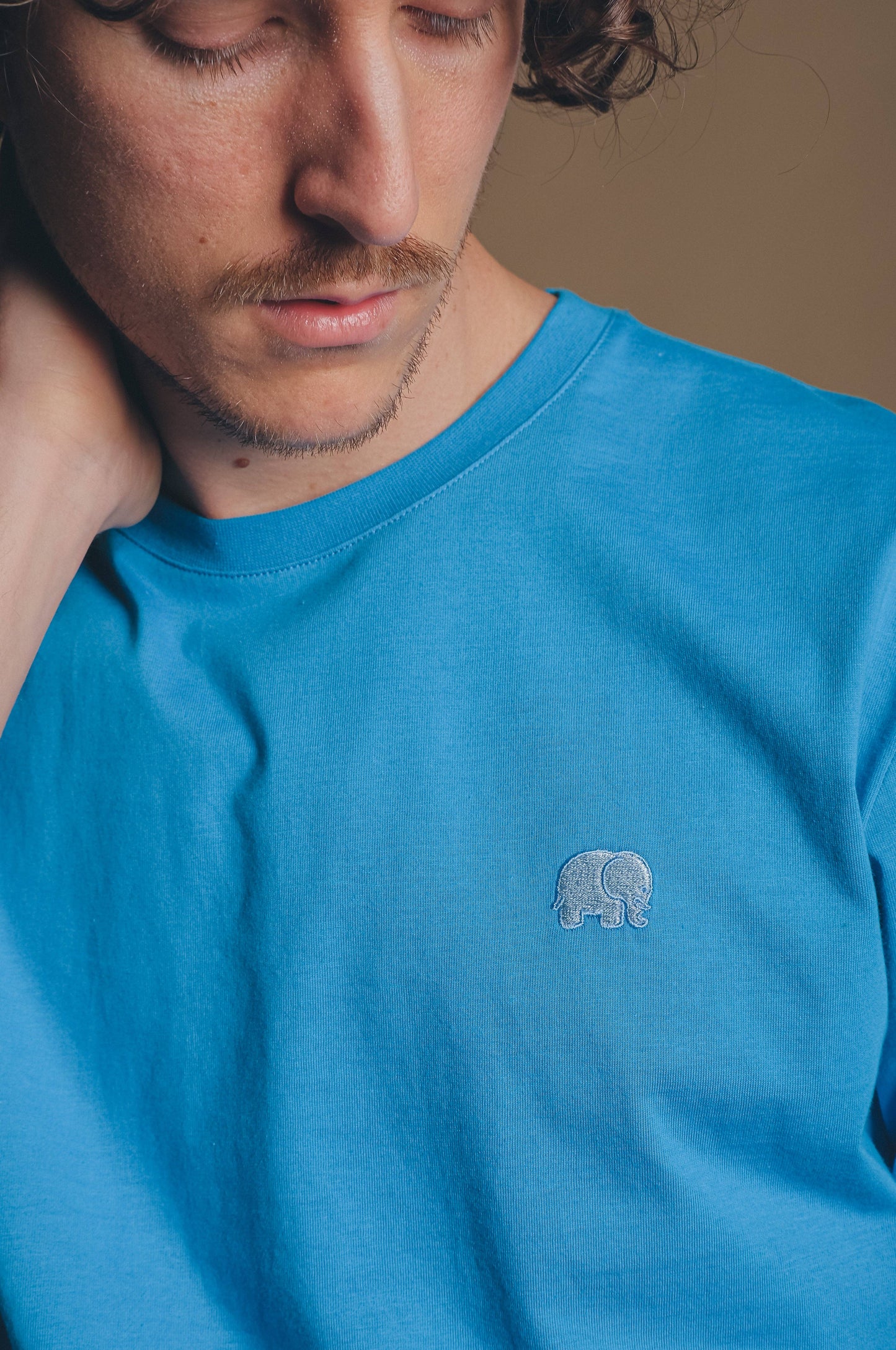 T-shirt essenziale blu mediterraneo in cotone biologico