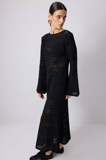 Abito lungo boho in maglia crochet con maniche svasate