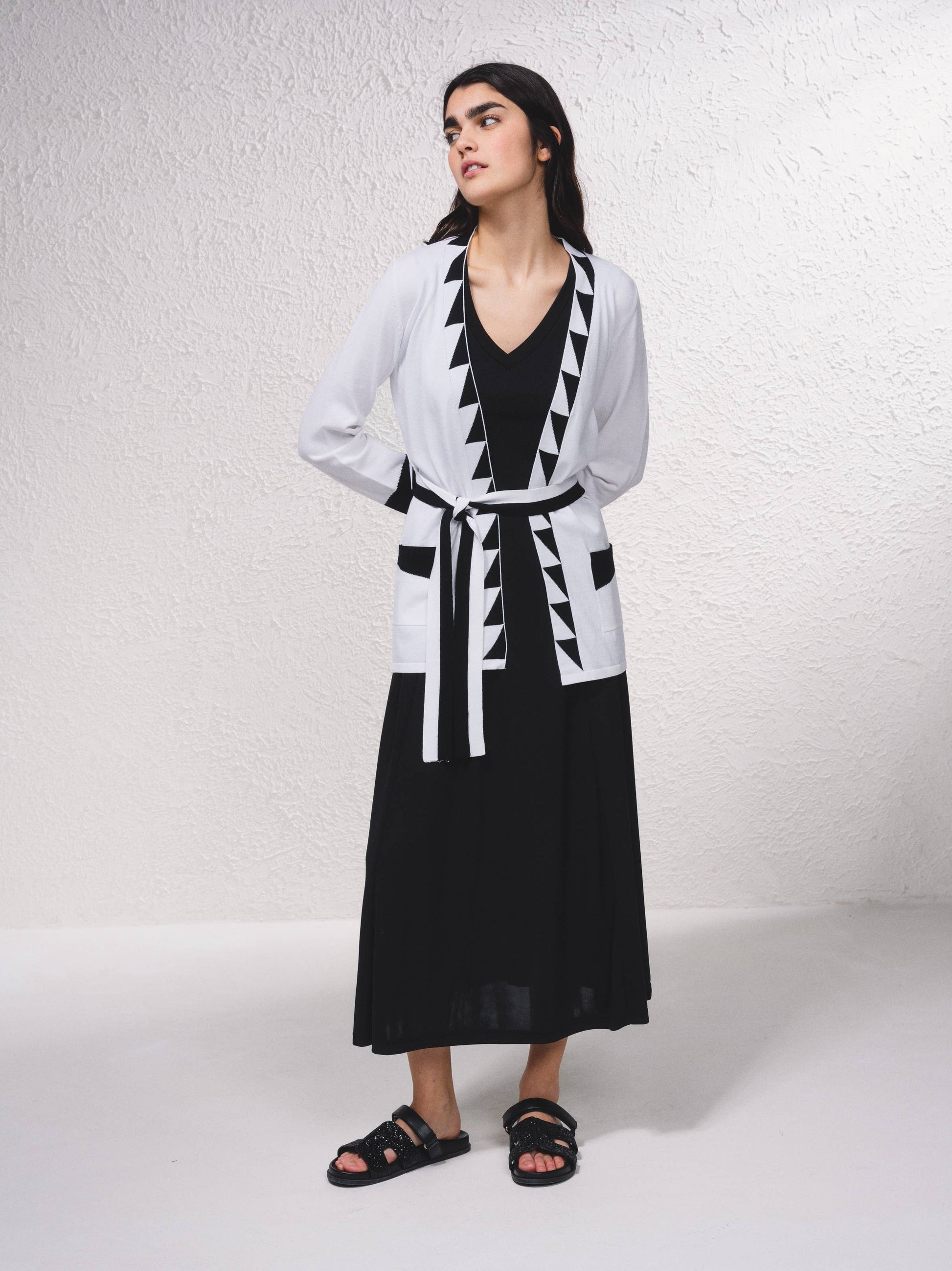 Cardigan in maglia con cintura e dettagli a contrasto