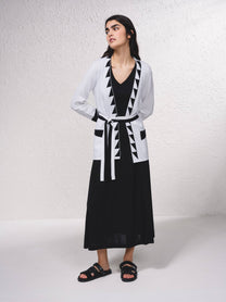 Cardigan in maglia con cintura e dettagli a contrasto