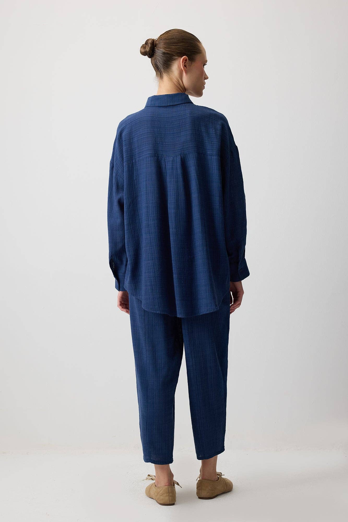 Completo due pezzi blu navy con camicia e pantaloni