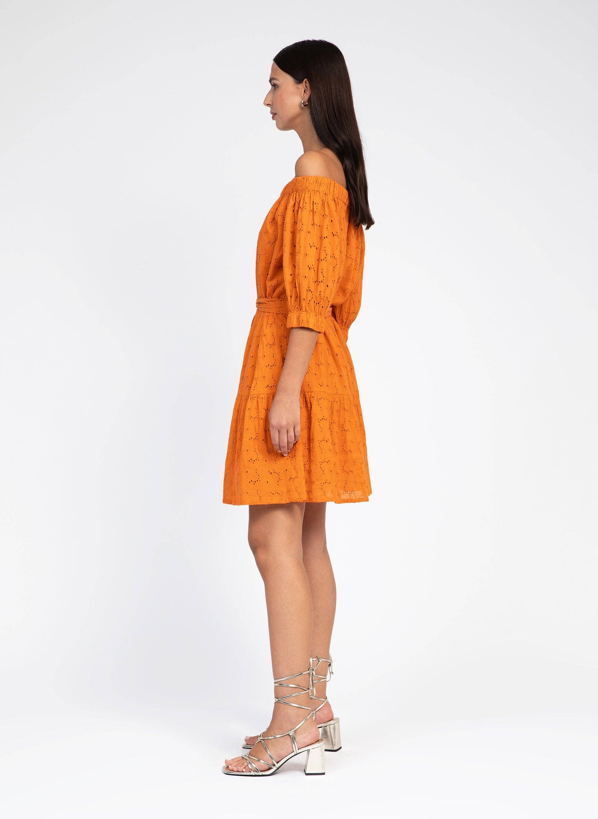 Abito corto off-shoulder in cotone sangallo arancione