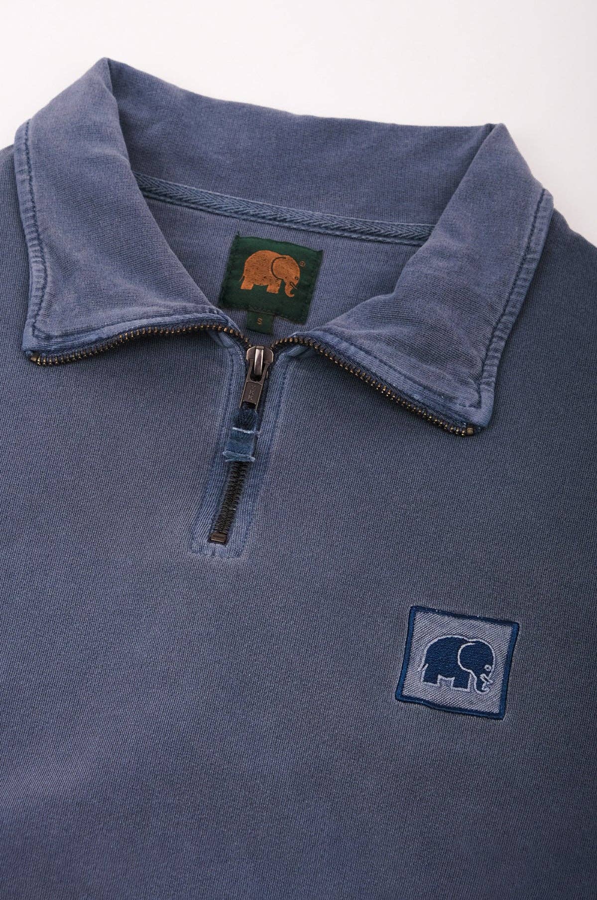 Felpa Sauce con mezza zip tinta a pigmenti blu navy sbiadito