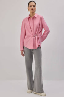 Camicia in popeline con accessori in metallo