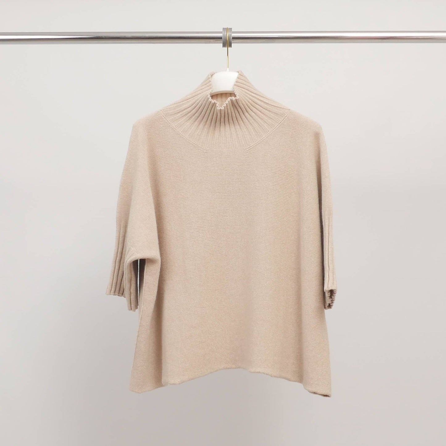 Maglia ampia a collo alto a coste con maniche corte