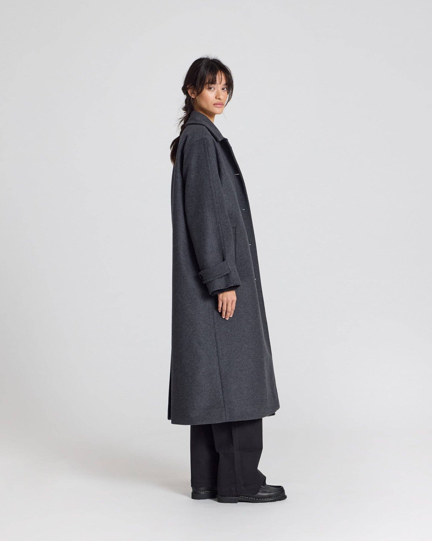 Cappotto lungo oversize Tove in lana riciclata grigio scuro mélange