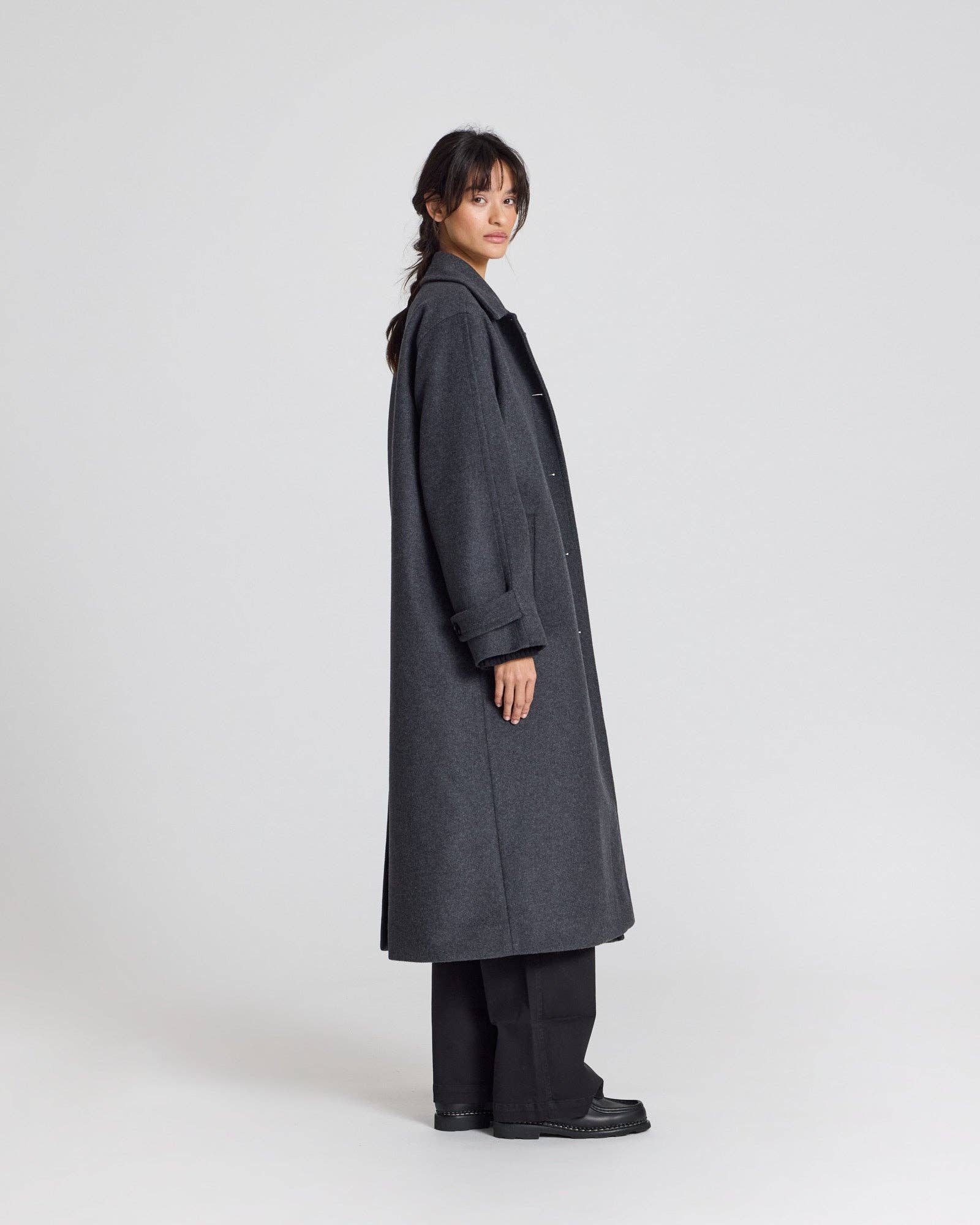 Cappotto lungo oversize Tove in lana riciclata grigio scuro mélange