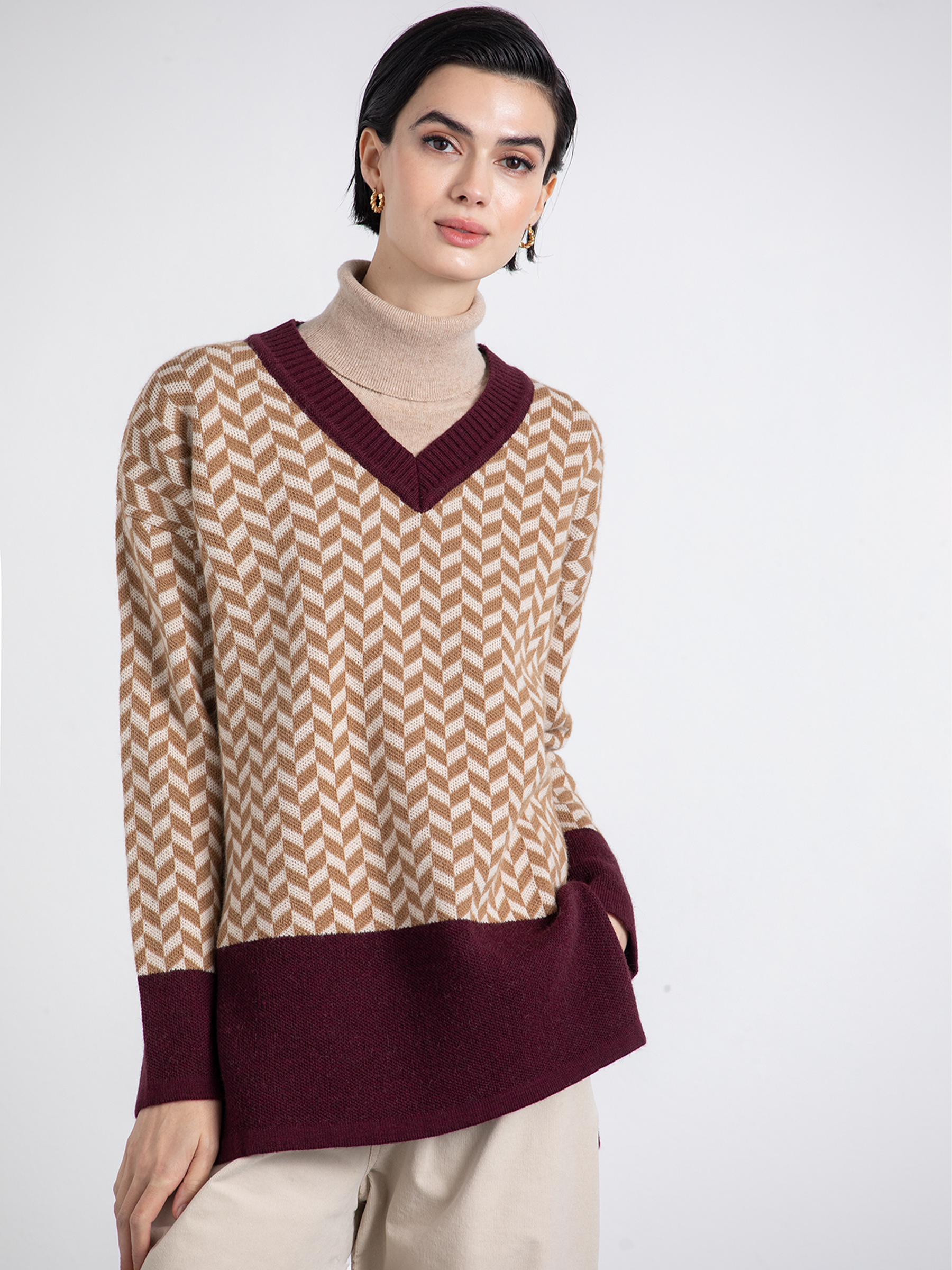 Maglia jacquard con scollo a V bicolore