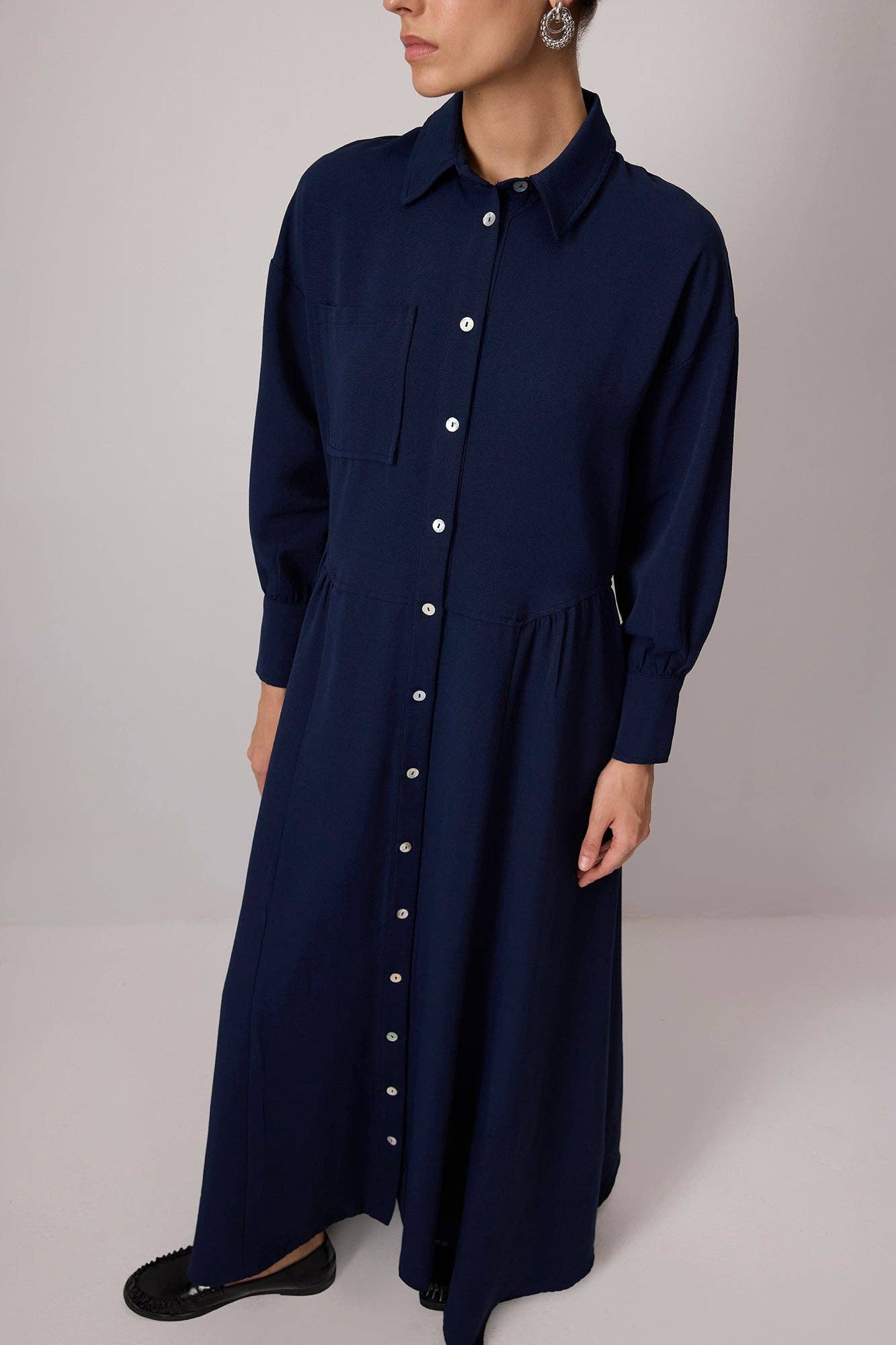 Abito camicia maxi in misto lino blu navy con bottoni