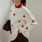 Maglione in maglia ecru con cuori ricamati