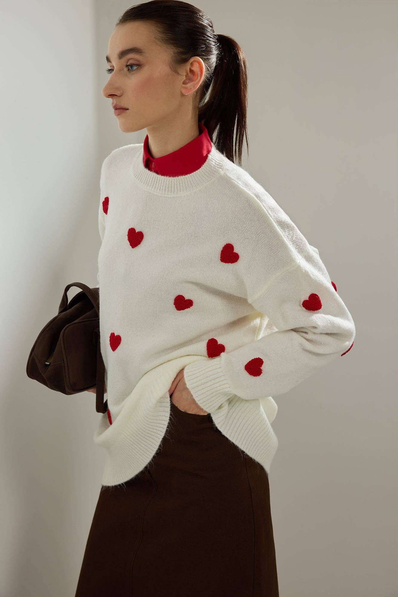 Maglione in maglia ecru con cuori ricamati