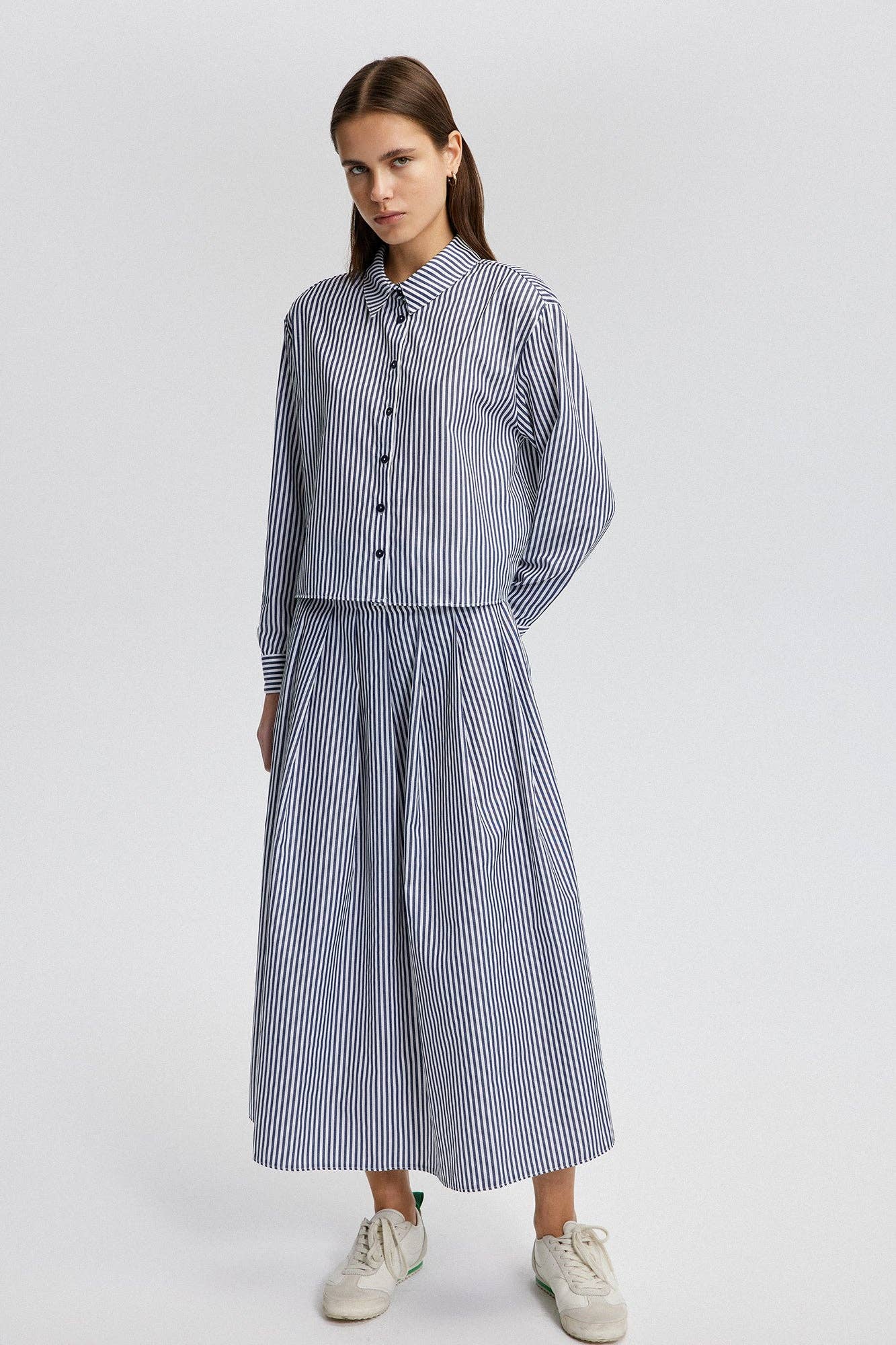 Completo camicia e gonna plissé a righe in cotone blu navy