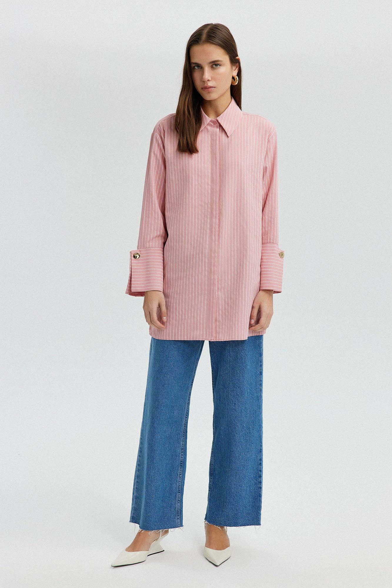 Camicia a righe rosa con polsini larghi