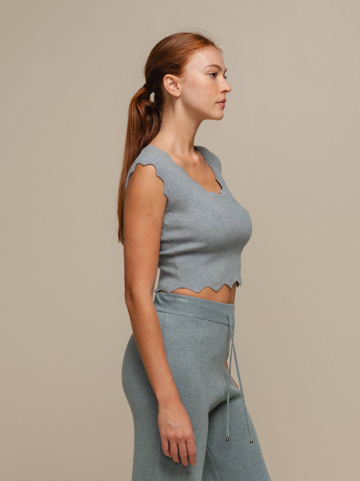 Top crop in maglia a costine con bordo ondulato