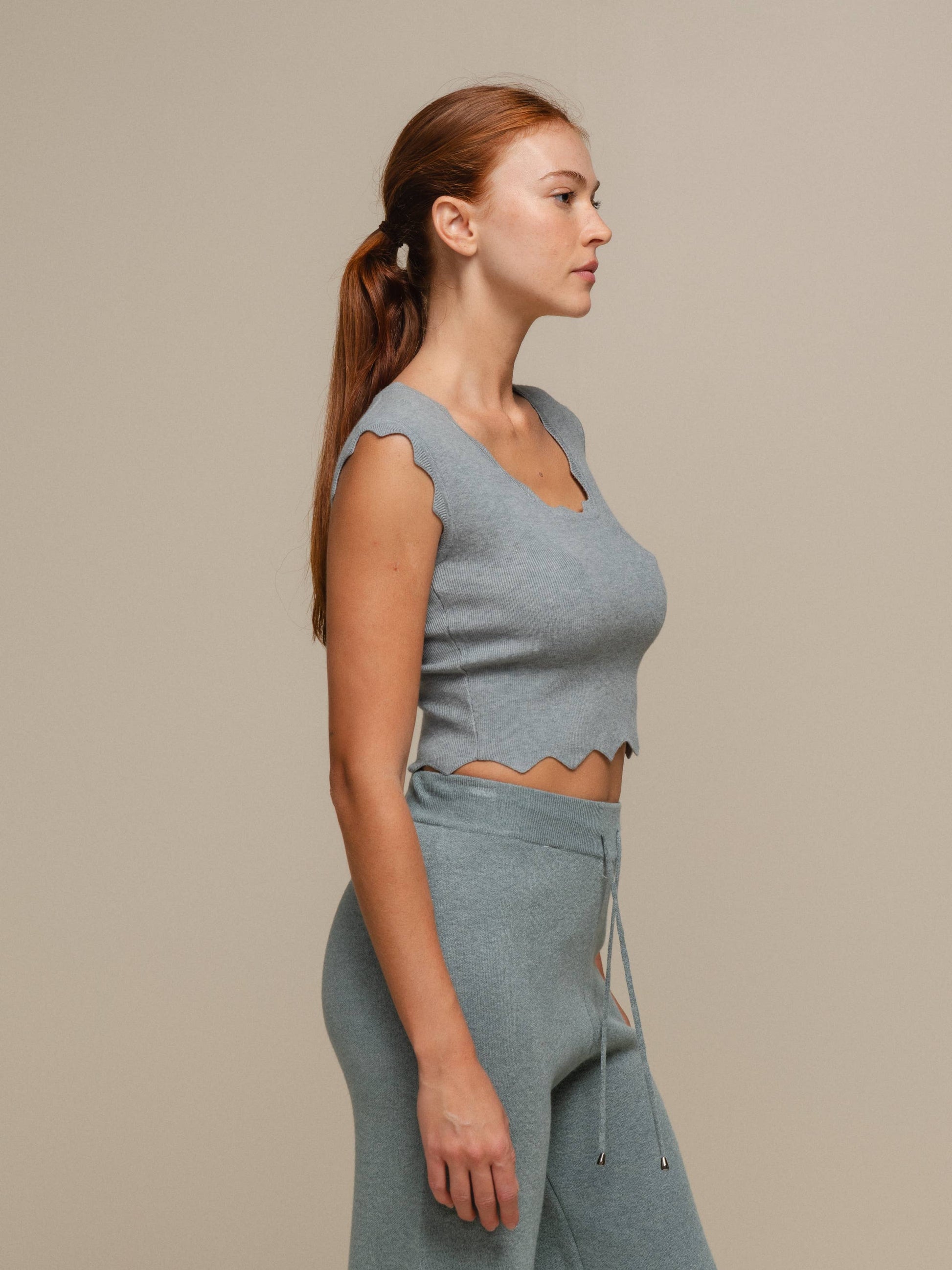 Top crop in maglia a costine con bordo ondulato