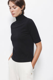 Maglione a maglia rasata con maniche a tre quarti e collo alto