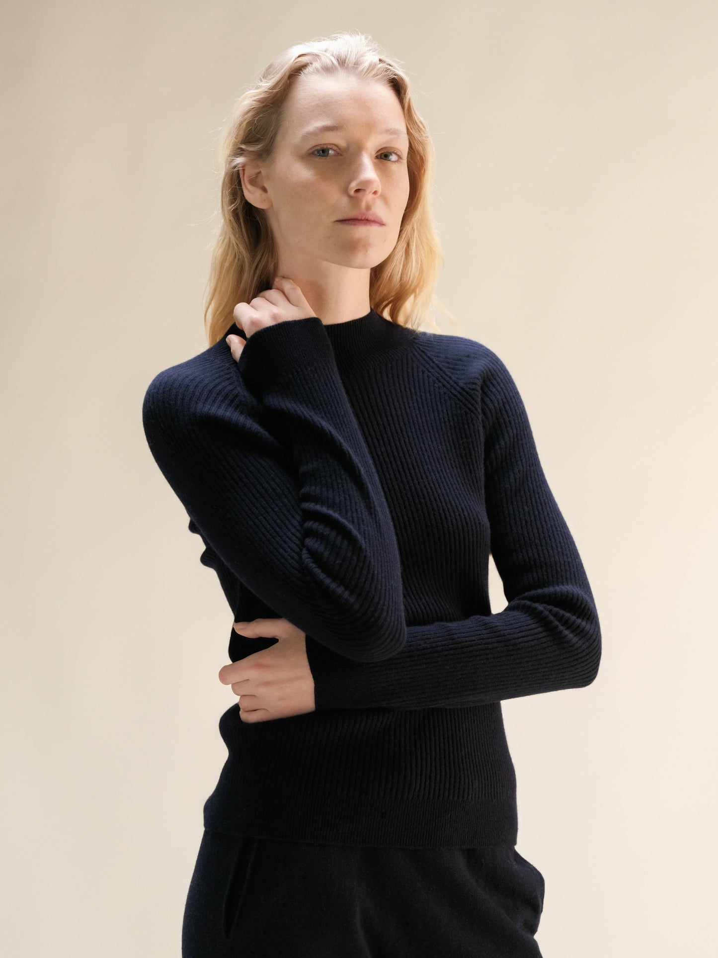 Maglione a costine con collo a lupetto in misto cashmere