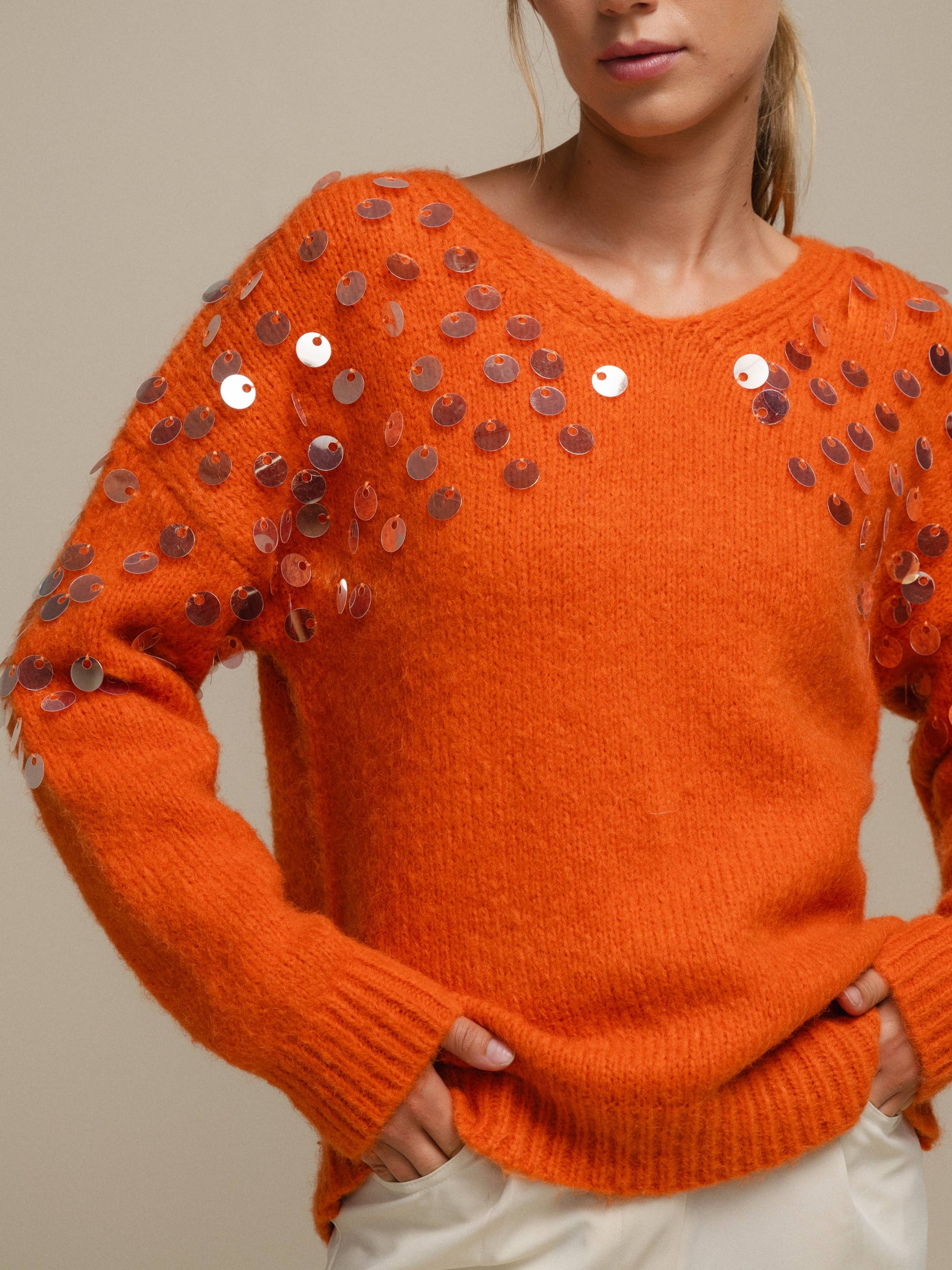 Maglione in maglia con paillettes sulle maniche