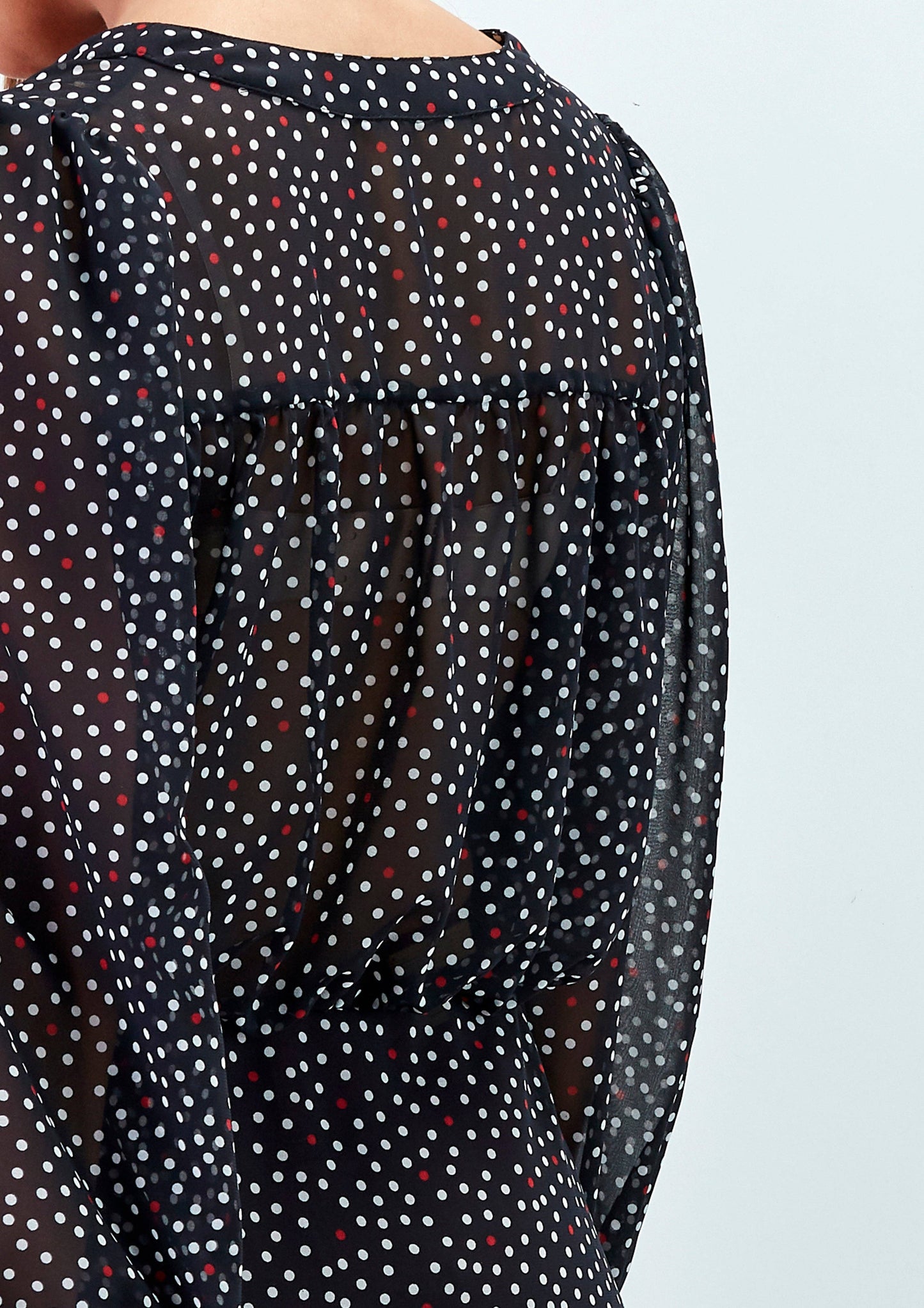 Blusa a pois con scollo a V e maniche morbide