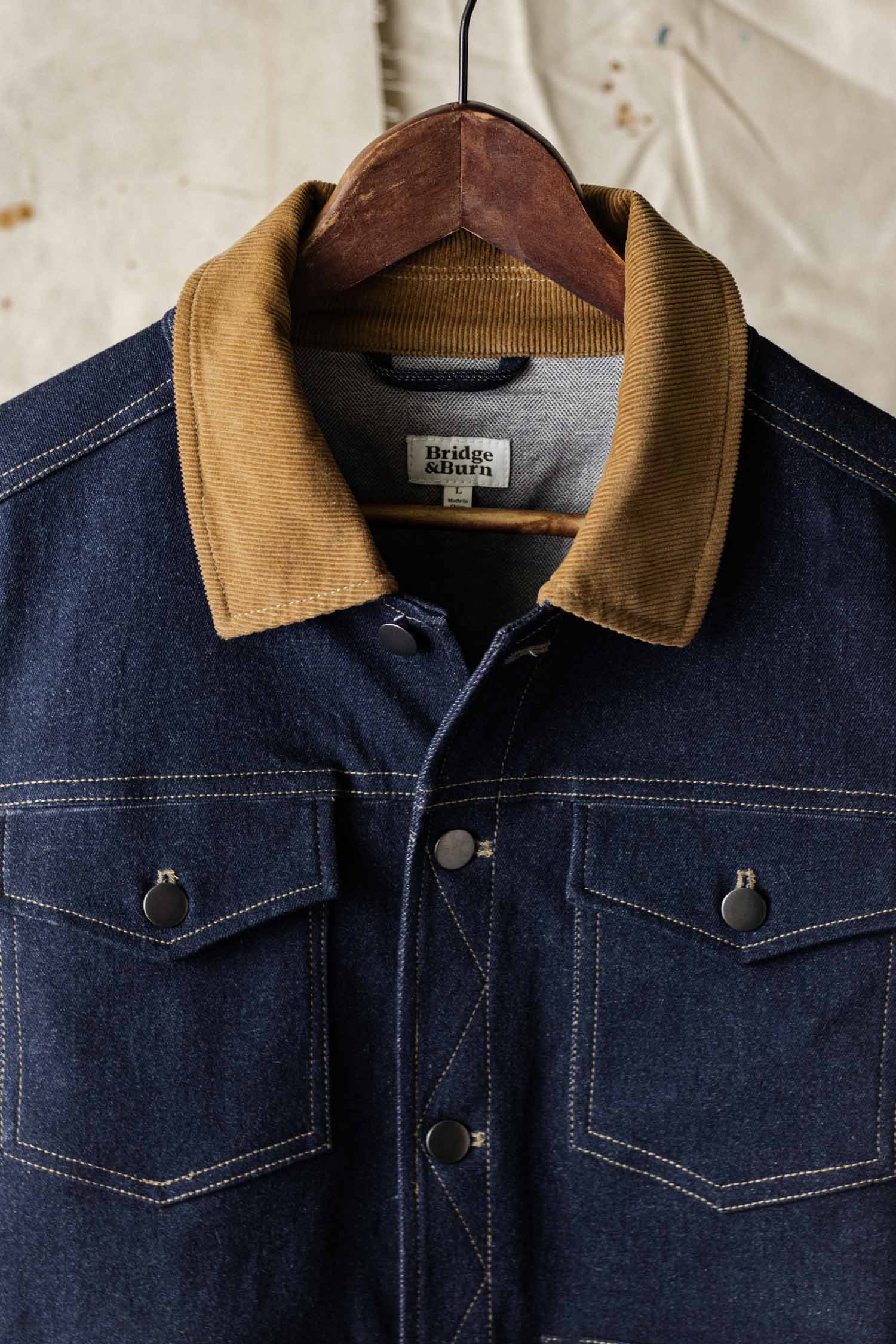 Giacca trucker in denim scuro con colletto a contrasto