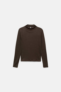 Maglione in maglia con dettagli metallici e collo alto