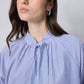 Camicia a righe con collo a fiocco